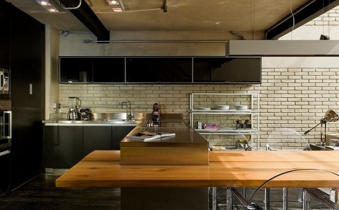 industrielle-loft-küche-schwarze-schranktüren-hochglanz-rückwand-ziegel-weiß