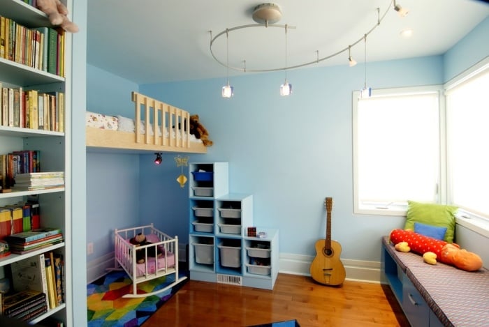 jugendzimmer-einrichtung-hochbett-mit-leiter-erreichbar-wände-blau-angestrichen