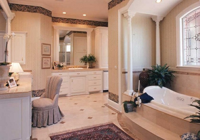klassisches-luxuriöses-Badezimmer-Design-eingelassene-in-dem-Boden-Badewanne