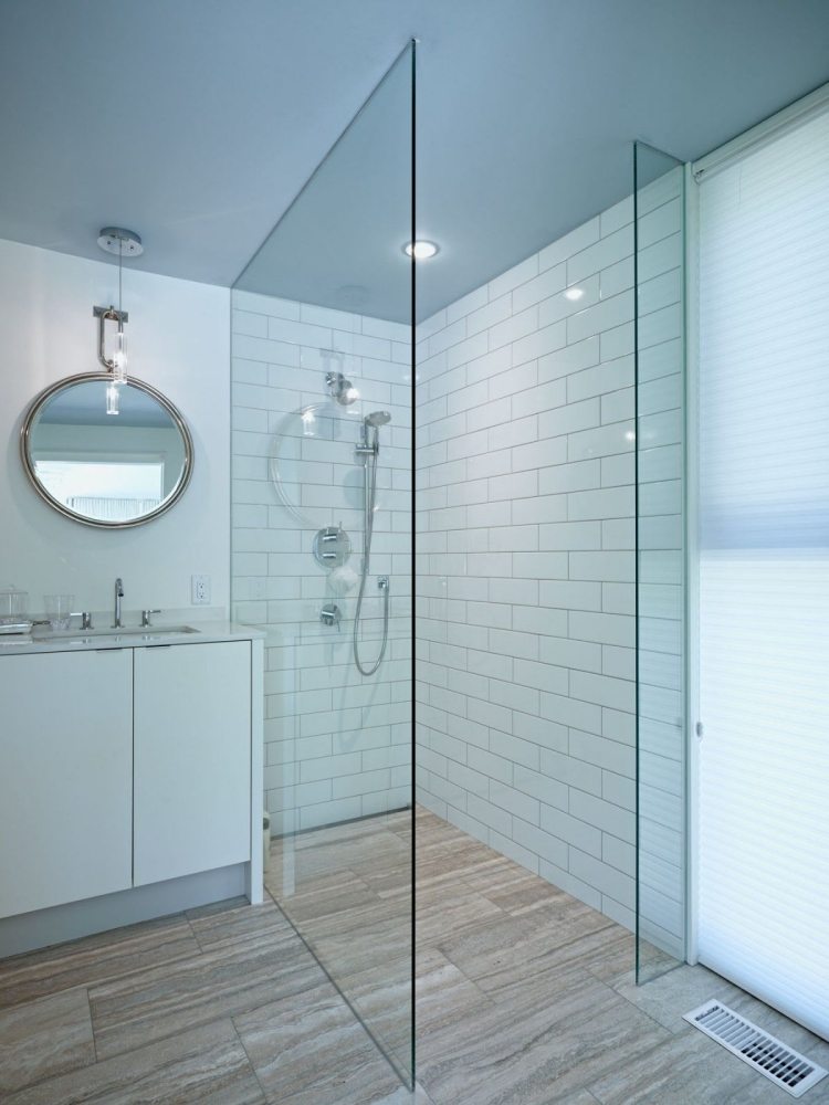 kleine-badezimmer-einrichten-duschkabine-glaswand-fliesen-weiss-travertin-beige-waschschrank-spiegel-rund