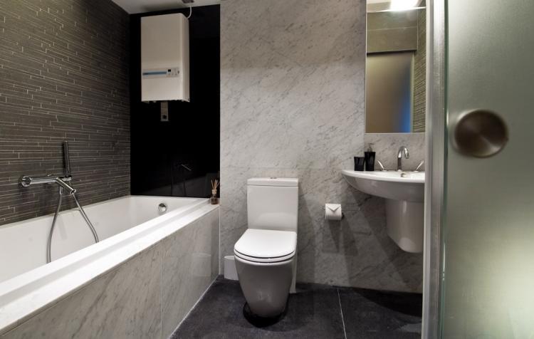 kleine-badezimmer-einrichten-grau-schwarz-weiss-marmor-fliesen-elegant-stilvoll