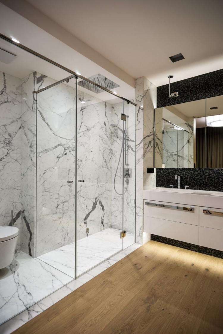 kleine-badezimmer-einrichten-weiss-marmor-schwarz-fliesen-holzboden-dusche-waschtisch