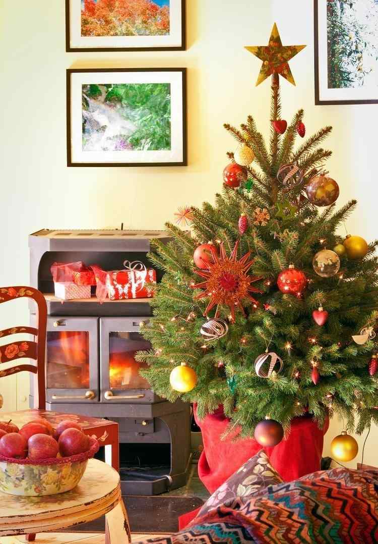 kleiner-weihnachtsbaum-schmuck-rot-gold-traditionell