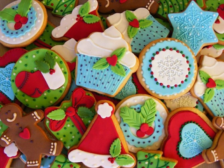 köstliche weihnachtsplätzchen bunt farben cupcake form weihnachtsmann muetze