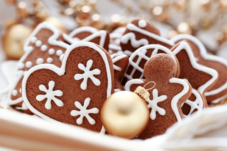 köstliche weihnachtsplätzchen lebkuchen glasur weiss dekoration