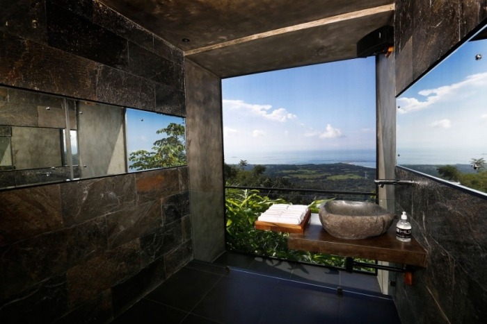 kura-villa-panorama-badezimmer-naturstein-wandverkleidung-rustikale-elemente