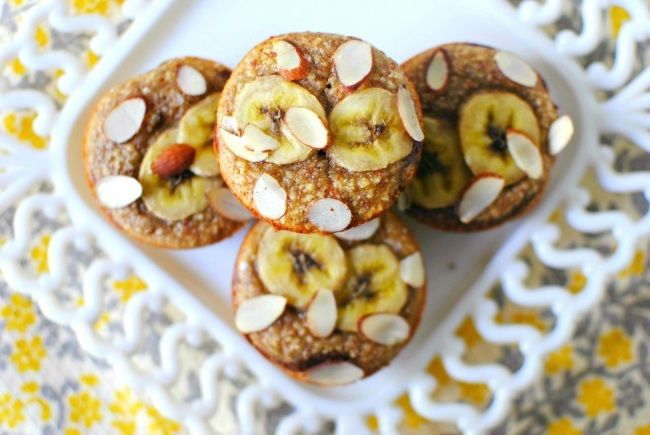 köstlichen-Desserts-Banane-Muffins-gehobelte-mandeln