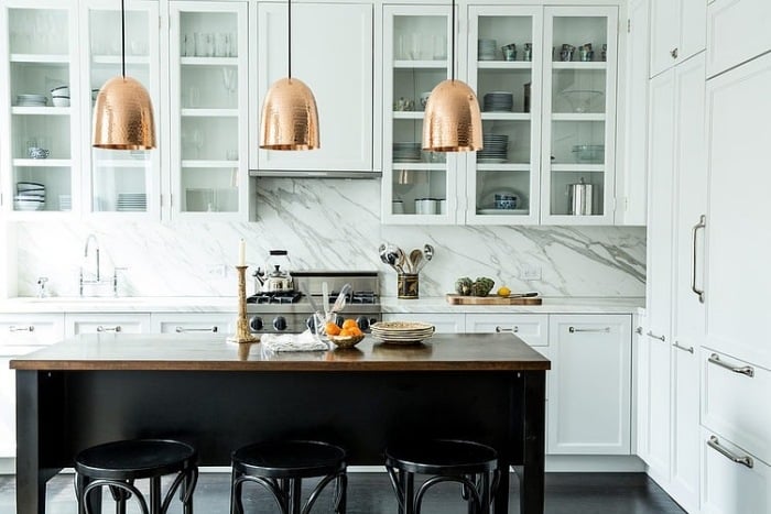 küchenrückwand-weiß-marmor-pendelleuchten-chrom-küchenschränke-metallische-griffe