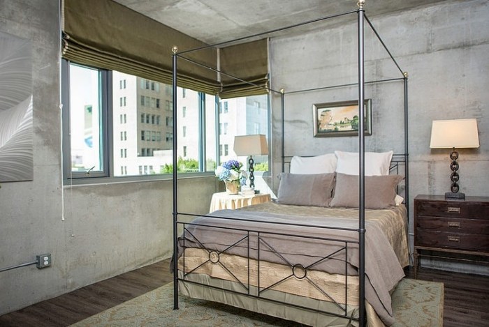 loft-schlafzimmer-himmelbett-metallgerüst-betonwände-slesinski-design-group