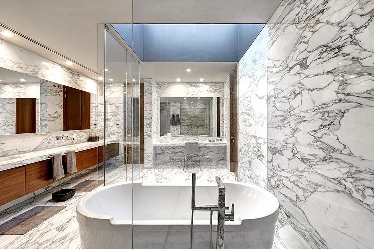luxus-badezimmer-marmor-verkleidet-holz-waschtischfronten