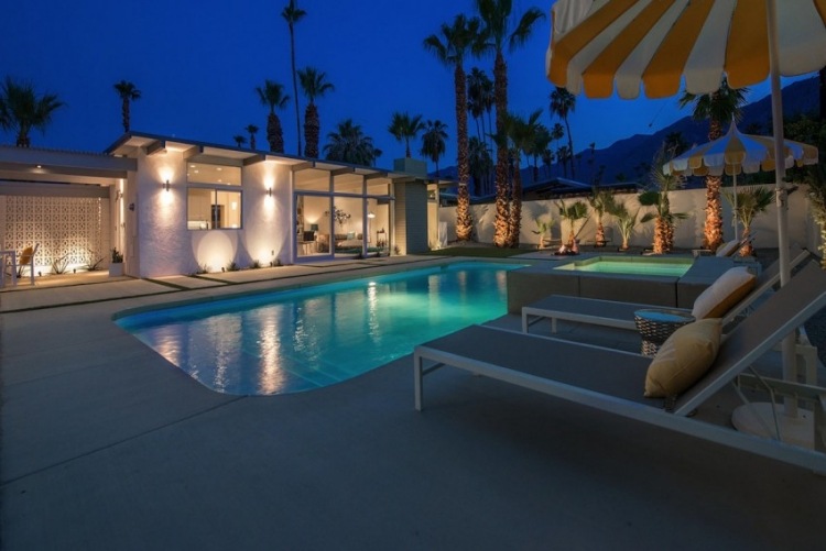 luxushaus-pool-nachtbeleuchtung-palmen