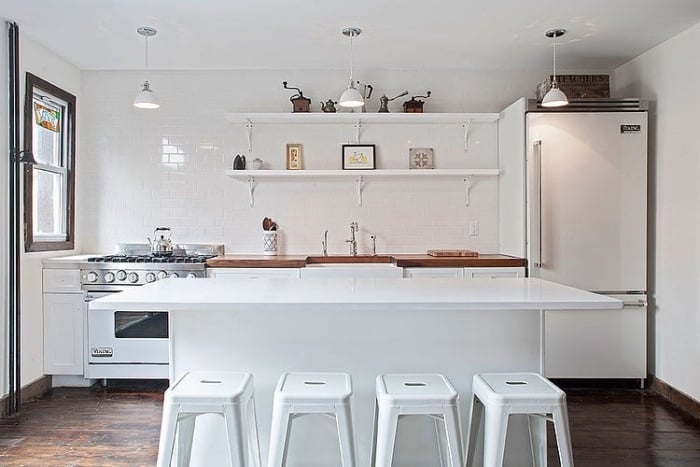 minimalistische-weiße-küche-offene-wangregale-vintage-kühlschrank-massivholz-arbeitsplatte