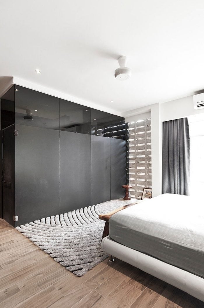 minimalistisches-innendesing-schlafzimmer-integriertes-badezimmer-design-teppich-grau
