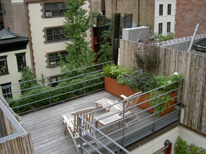 mit-Holz-Liege-und-Pflanzen-auf-dem-Dach