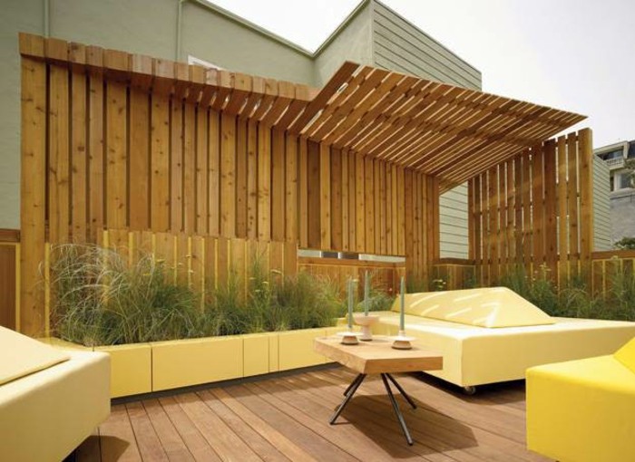 mit-Pflanzen-Beet-Dekor-und-gelbe-Terrassenmöbel
