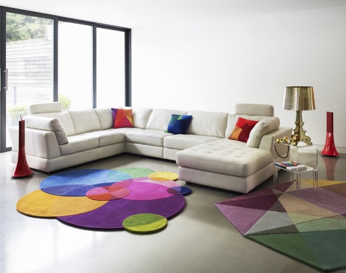 modern-wohnzimmer-einrichten-ideen-farben-einsetzen-teppich-design-bunt-ecksofa-garnitur