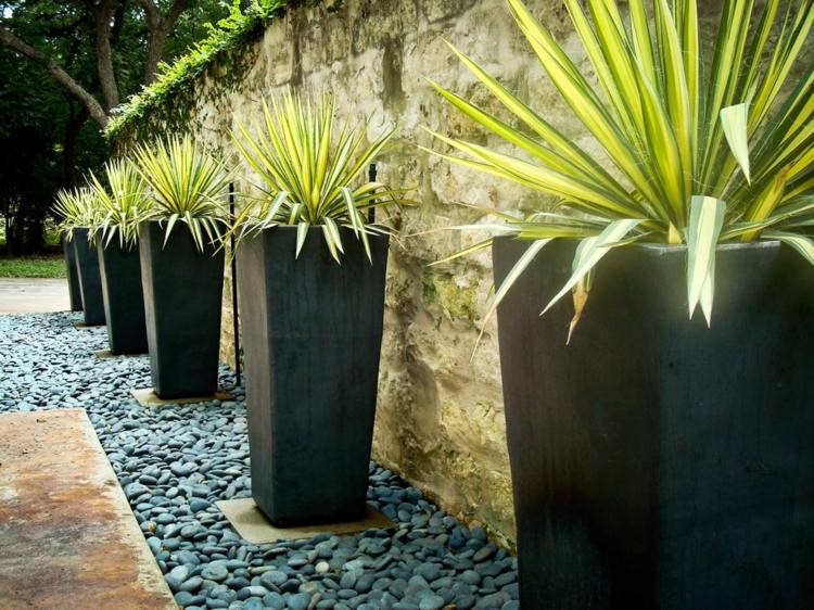 moderne Gartengestaltung mit Steinen Pflanzkübel Mauer