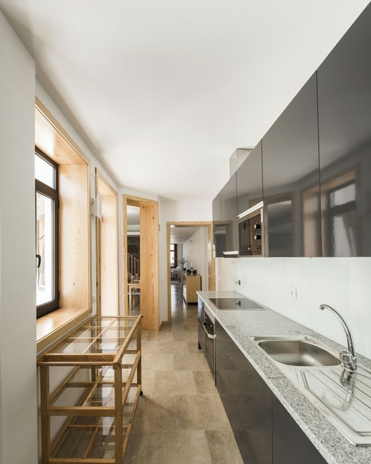 moderne Küche schmaler Raum Einrichtung Ideen Hotel Porto