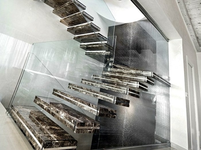 moderne freitragende Treppe Granit integrierte Beleuchtung Glas Geländer