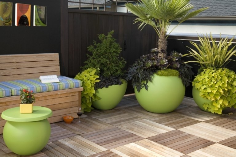 moderne gartengestaltung beispiele blumentoepfe gruen farbe palmen terrasse