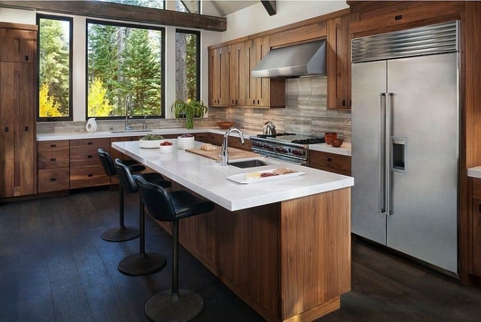 moderne-küchenlösung-kochbereich-edelstahl-kühlschrank-front-hölzerne-möbel