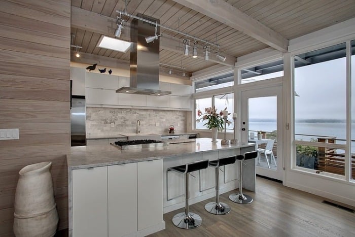 moderne-weiße-küche-ausstattung-ausleuchtung-arbeitsplatten-schöner-ausblick-meer