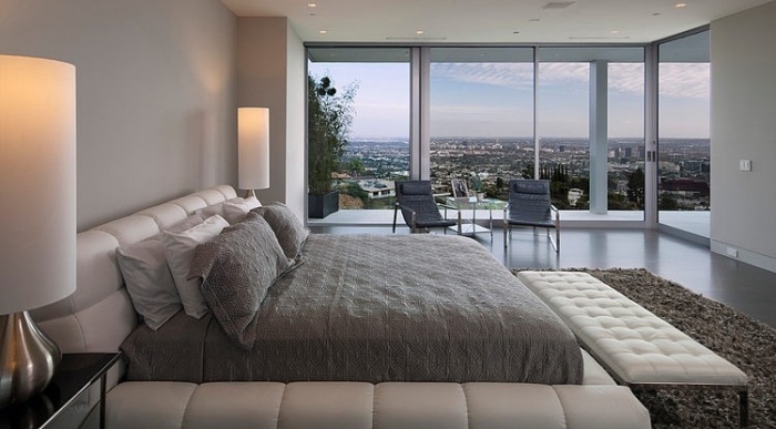 moderne-wohnung-panorama-aussicht-schlafzimmer-polsterbett-weiß-teppich-shaggy