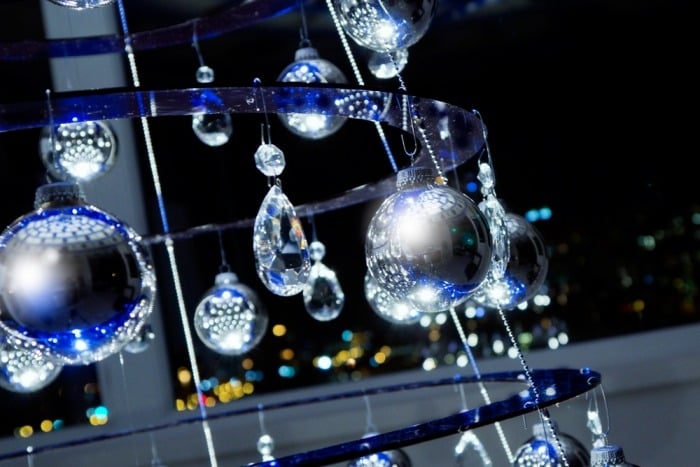 moderner-Weihnachtsbaum--Künstlich-silber-blau-dekoriert-mit-Lüsterbehangsteinen