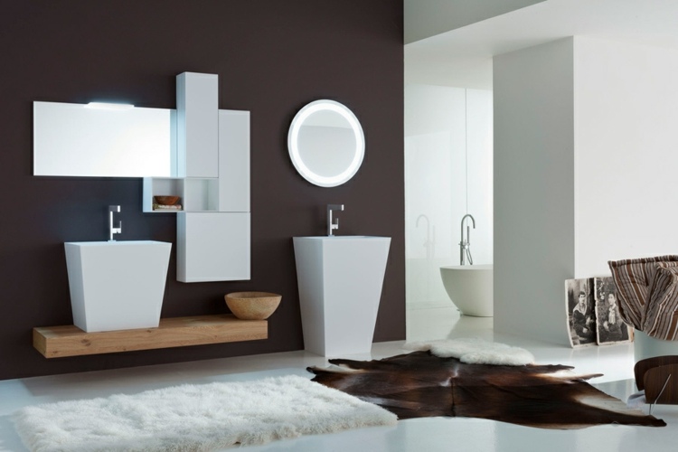 modernes Bad weiß Hochschrank Spiegel rund Waschbecken freistehend