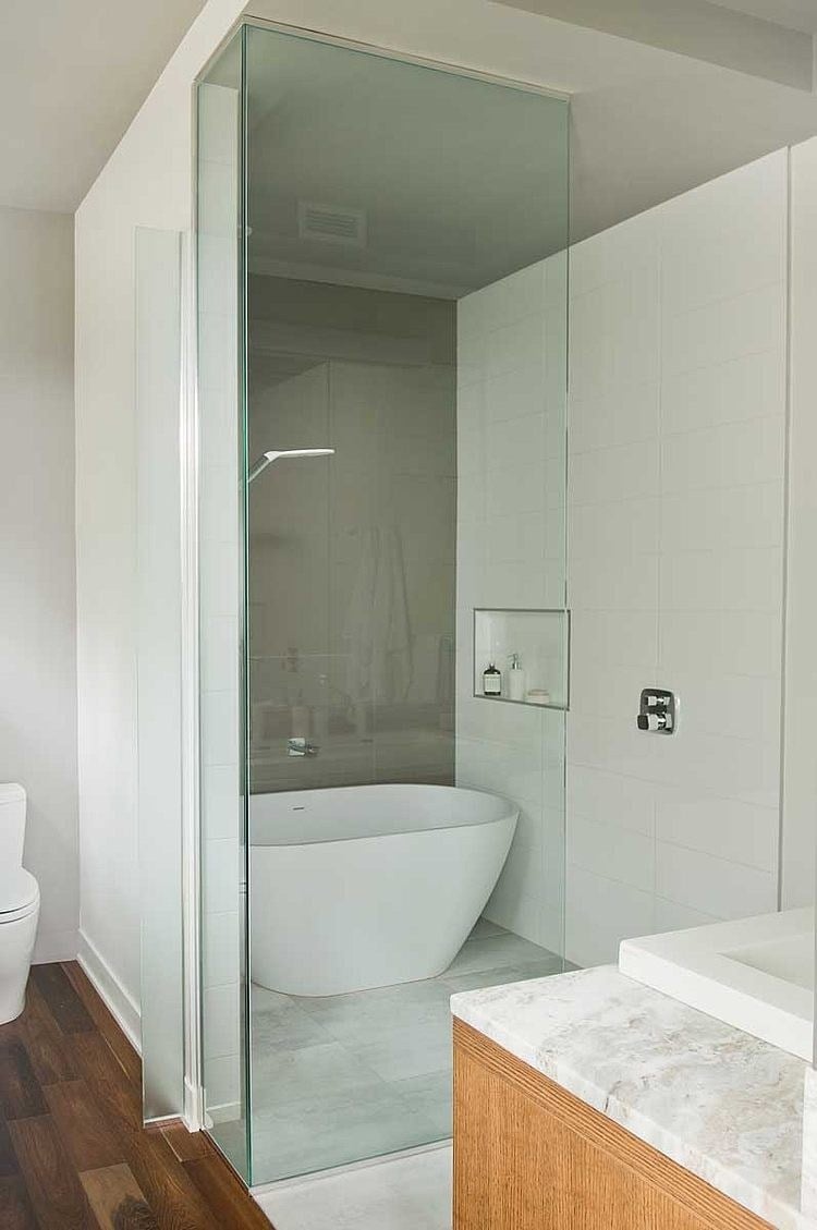 modernes-bad-badewanne-dusche-bereich-glaswand