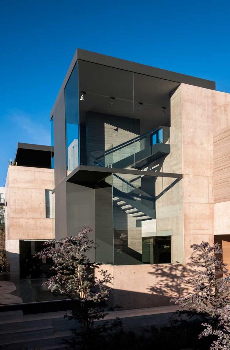 modernes einfamilienhaus fassade glas-sichtbeton