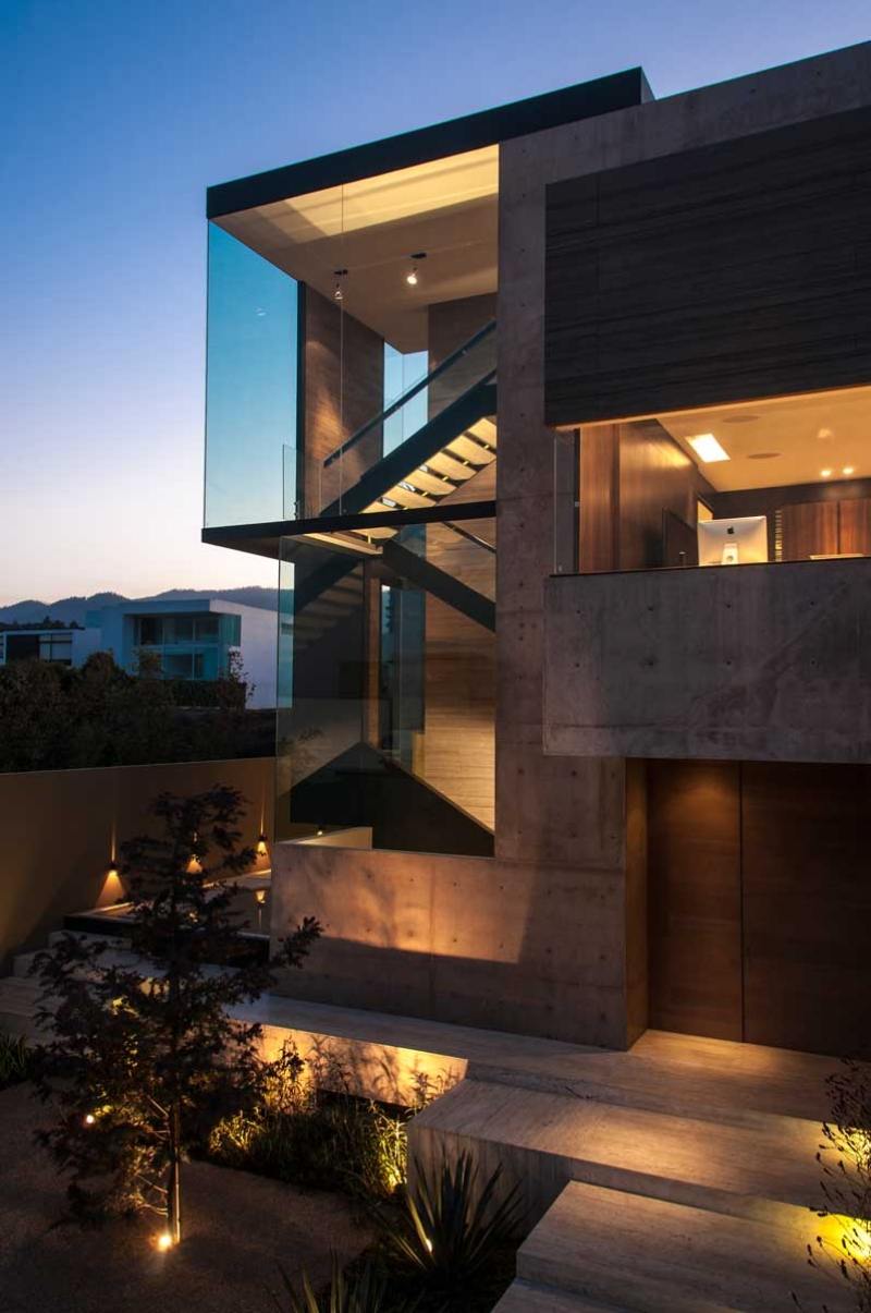 modernes einfamilienhaus nachtbeleuchtung-glasfassade-sichtbeton