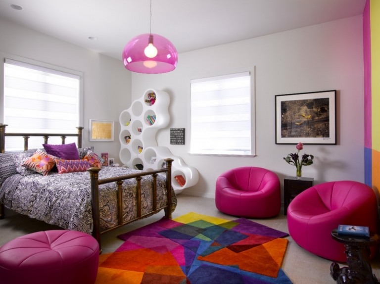 mädchenzimmer-bunt-teppich-sessel-pink-teenager-innendesign-modern
