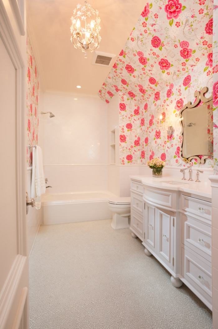 mädchenzimmer-mit-badezimmer-gestalten-mit-tapeten-rosa-muster-weiße-möbel