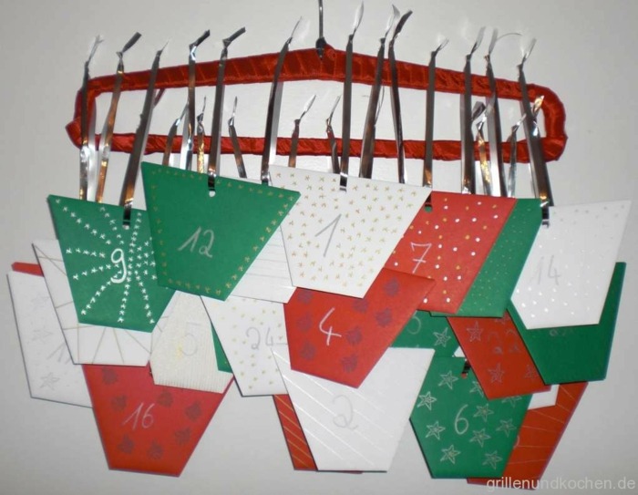 papier taschen adventskalender weihnachten basteln kleiderbügel