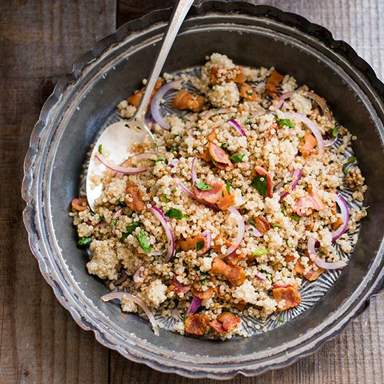 quinoa-salat-geroestetem-speck-roten-zwiebeln