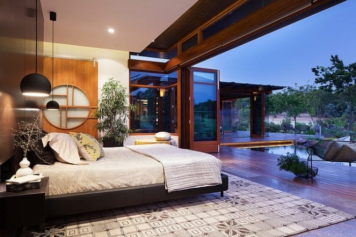 schlafbereich-einrichtung-zen-atmosphäre-modern-offener-grundriss-garten-terrasse-pool-zugang
