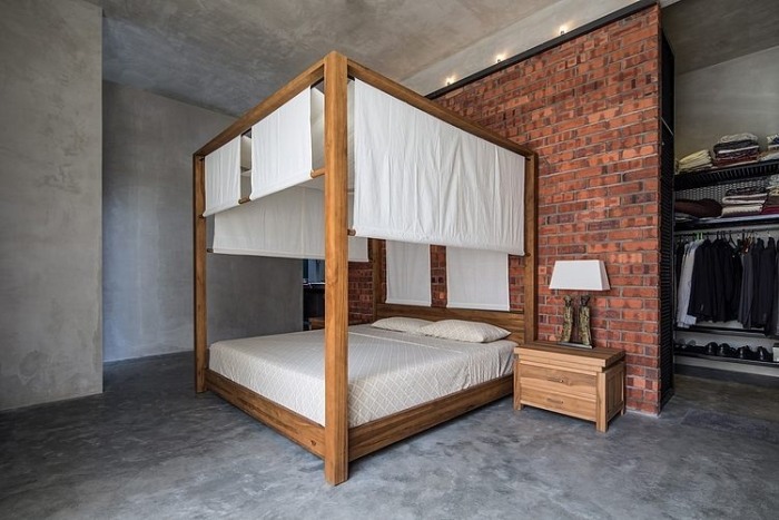 schlafzimmer-begehbarer-kleiderschrank-himmelbett-holzgestell-raue-putzwände