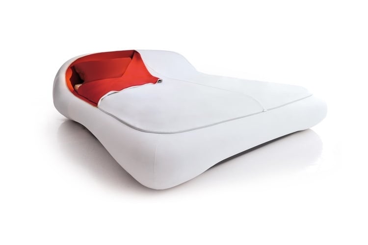 schlafzimmer-bett-weiß-rote-kopfkissen-ergonomisches-design