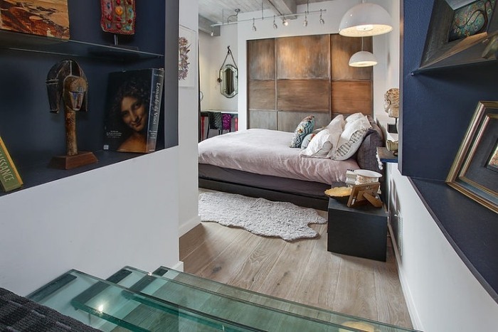 schlafzimmer-desing-treppe-glasstufen-transparent-einbau-wandregale-polsterbett