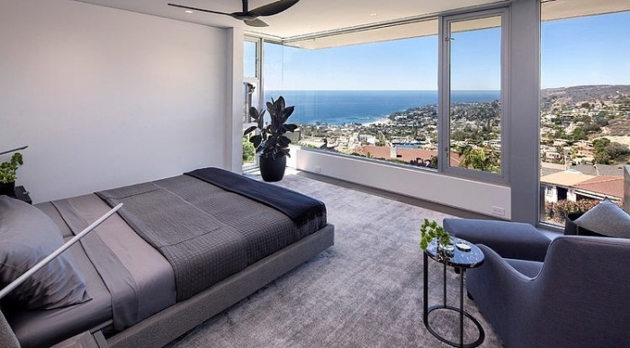 schlafzimmer-puristische-design-lösung-bett-panoramafenster-meerblick
