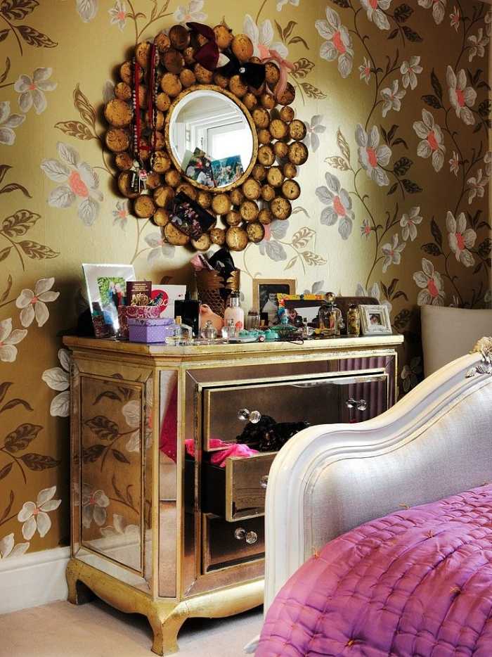 schlafzimmer-treu-dem-wohnlichen-Stilmix-kommode-spiegel-fronten-neoklassische-formen