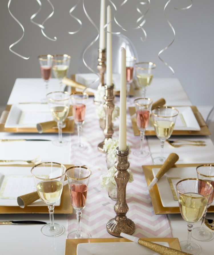 Tischdeko für Silvester Konfetti hängen über dem Tisch