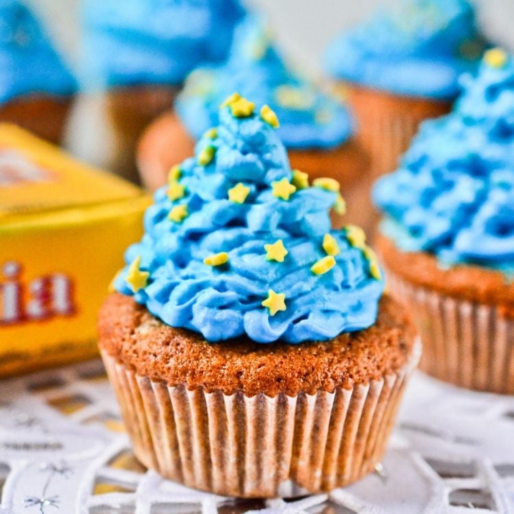 schoko-muffin-blaue-glasur-gelbe-sternchen