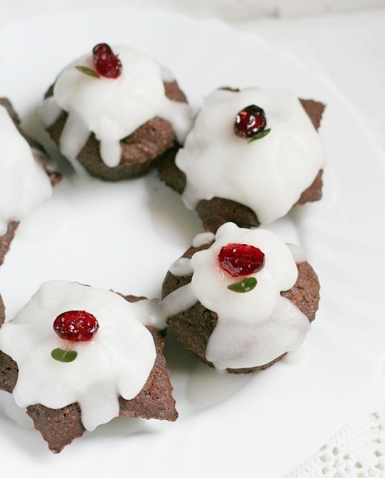 Schoko-Muffins mit Preiselbeeren zu Weihnachten weisse-glasur