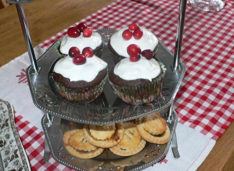 schoko-muffins-weihnachten-weisse-glasur-cranberry-deko
