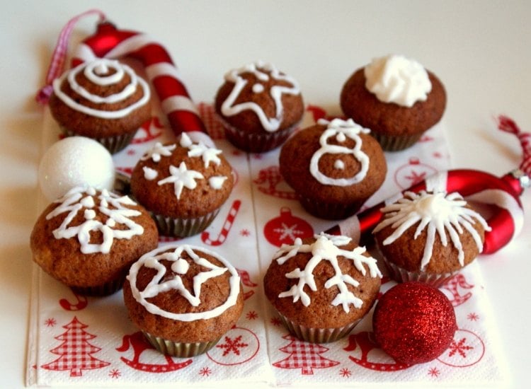 schoko-muffins-weihnachtsmotive-weisse-glasur