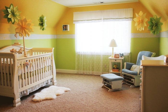 schräge-Zimmerdecke-Fell-Kinderbett-aus-Holz-gelbe-Wände