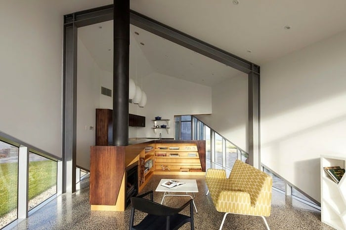schräge-Zimmerdecke-und-Wände-Mobiliar-Eckbereich-aus-Holz-Retro-Sofa
