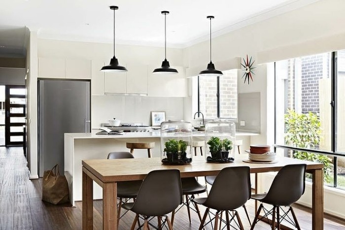 schwarz-weiße-wohnküche-essbereich-gestaltung-massivholztisch-pendelleuchten